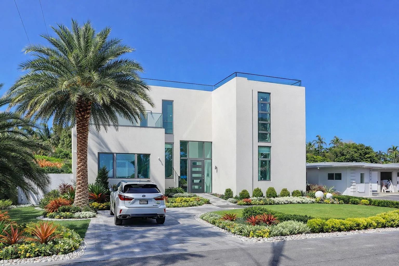 2421 NE 201st St, Miami